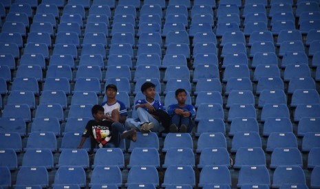 Suasana pertandingan Persib Bandung kontra Perseru Serui di Stadion Si Jalak Harupat, Kabupaten Bandung, Selasa (12/3). Dalam pertandingan ini Bobotoh tidak memenuhi stadion, berdasarkan informasi penonton hanya sekitar dua ribu dari kapasitas 28 ribu penonton.