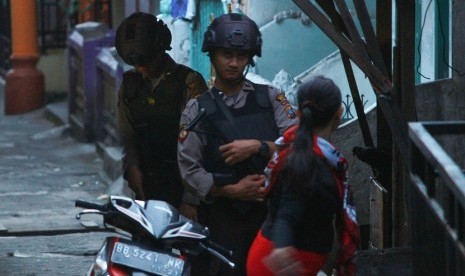 Petugas kepolisian berjaga di lokasi terjadinya ledakan yang diduga bom di kawasan Jalan KH Ahmad Dahlan, Pancuran Bambu, Sibolga Sambas, Kota Siboga, Sumatera Utara, Selasa (12/3).