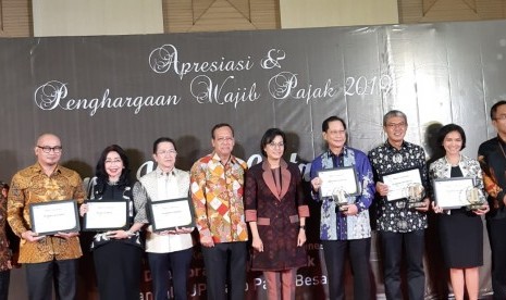 Menteri Keuangan Sri Mulyani (tengah) dan Direktur Jenderal Pajak Kemenkeu Robert Pakpahan saat memberikan apresiasi dan penghargaan wajib pajak Kanwil DJP Wajib Pajak Besar 2019 di Jakarta, Rabu (13/3).