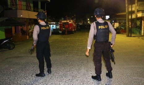 Personel kepolisian berjaga di lokasi terjadinya ledakan yang diduga bom saat penggerebekan terduga teroris di kawasan Jalan KH Ahmad Dahlan, Pancuran Bambu, Sibolga Sambas, Kota Siboga, Sumatera Utara, Selasa (12/3). 