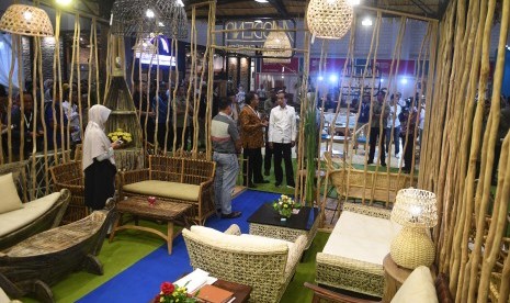 Presiden Joko Widodo (kanan) meninjau pameran International Furniture Expo (IFEX) 2019 di Jakarta, Rabu (13/3/2019).