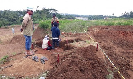 Tim arkeolog mengekskavasi situs Majapahit di atas lahan pembangunan tol Pandaan-Malang, Sekarpuro, Pakis, Kabupaten Malang, Rabu (13/3). 