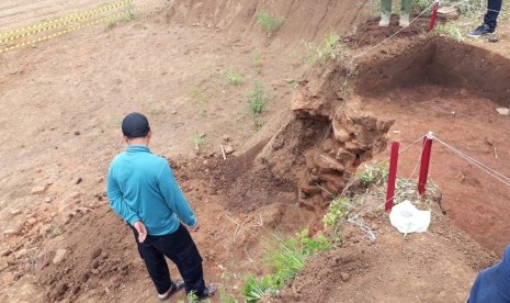 Tim arkeolog mengekskavasi situs Majapahit di atas lahan pembangunan tol Pandaan-Malang, Sekarpuro, Pakis, Kabupaten Malang, Rabu (13/3). 