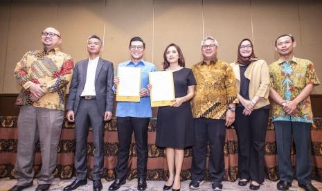 Ketua KPU Arief Budiman (ketiga kanan) bersama Komisioner KPU Evi Novida Ginting Manik (kedua kanan), Pramono Ubaid Tanthowi (kanan), Ilham Saputra (kiri), Wahyu Setiawan (kedua kiri), dua moderator Alfito Deannova (ketiga kiri) dan Putri Ayuningtyas (tengah) berfoto bersama seusai penandatanganan Pakta Integritas Moderator pada Debat Ketiga Calon Wakil Presiden (Cawapres) Pemilu 2019, di Jakarta, Rabu (13/3/2019). 