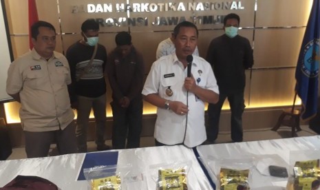 Badan Narkotika Nasional Provinsi (BNNP) Jawa Timur mengamankan dua orang tersangka peredaran gelap nerkotika jenis sabu yang masuk jaringan Aceh. Keduanya adalah Ridwan A.Rahman (46) dan Mujibur (31), yang merupakan warga Aceh dan sudah terbiasa mengedarkan barang haram tersebut di Surabaya. Keduanya diamankan di Transmart Kali Rungkut, Surabaya, (13/3).