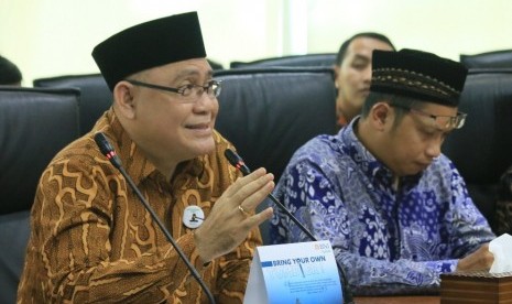 Direktur Utama BNI Syariah, Abdullah Fiman Wibowo (kiri), GM Penghimpunan Wakaf  Dompet Dhuafa, Bapak Bobby Manulang (kanan) di sela-sela acara Focus Group Discussion (FGD) Manajemen Masjid Kantor di Kantor Pusat BNI Syariah,Jakarta (13/3). 