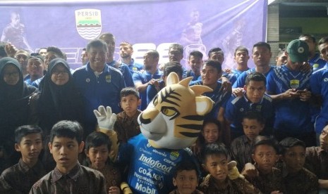 Acara Milangkala 86 Persib Bandung di Panti Asuhan An-Nida Rosada, Jalan Karapitan, Kota Bandung Kamis (14/3). 