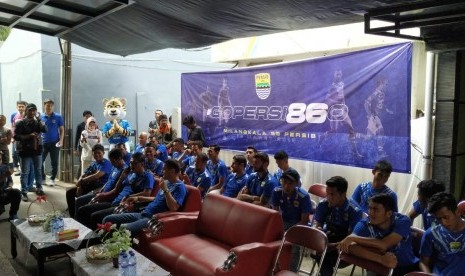 Acara Milangkala 86 Persib Bandung di Panti Asuhan An-Nida Rosada, Jalan Karapitan, Kota Bandung Kamis (14/3). 