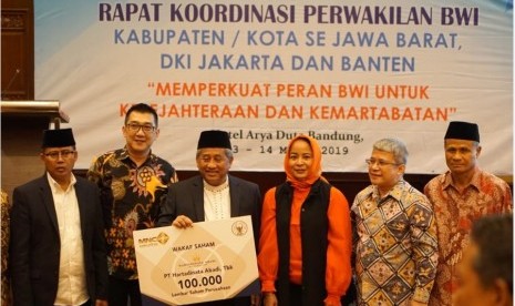 MNC Sekuritas tandatangani kesepakatan dengan Badan Wakaf Indonesia untuk mengembangkan program wakaf saham di Bandung, Jawa Barat, Rabu (13/3).