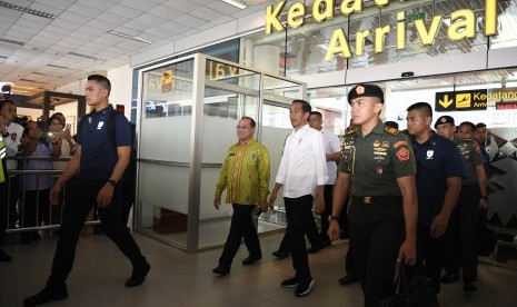 Presiden Joko Widodo (tengah) meninjau pengembangan terminal Bandara Depati Amir usai peresmian Bandara dan Kawasan Ekonomi Khusus Tanjung Kelayang di Pangkal Pinang, Kepulauan Bangka Belitung, Kamis (14/3/2019).