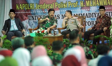 Panglima TNI Marsekal TNI Hadi Tjahjanto (kedua kiri) dan Kapolri Jenderal Pol Tito Karnavian (kedua kanan), berdiskusi, didampingi Rektor Universitas Muhammadiyah Sumbar (UMSB) Riki Saputra (kiri) dan Ketua Pimpinan Wilayah Muhammadiyah Sumbar, Sofwan Karim (kanan), sebelum orasi kebangsaan di kampus UMSB, Padang, Sumatera Barat, Kamis (14/3/2019).