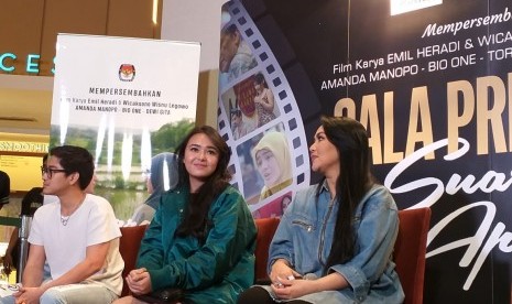 (Kika) Bio One, Amanda Manopo, dan Dewi Gita pada Galaprimer film Suara April di Epiwalk, Jumat (15/3) malam. Film ini didukung penuh oleh KPU sebagai salah satu upaya menyosialisasikan pemilu bagi milenial.