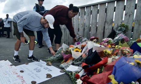 Warga meletakkan bunga di depan Masjid Wellington, Kilbirnie, Wellington, Selandia Baru, Sabtu (16/3/2019).