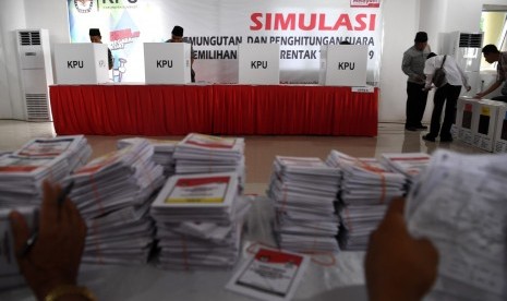 Sejumlah penyelenggara Pemilu 2019 melakukan pencoblosan kertas suara di bilik suara saat simulasi pemungutan dan perhitungan suara pemilihan umum 2019 di Sumenep, Jawa Timur, Sabtu (16/3/2019).