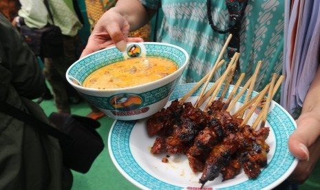 Suasana Festival Jajanan Bango (FJB) 2019 di Area Parkir Squash Gelora Bung Karno (GBK), Senayan, dan menu-menu makanan yang disajikan, Sabtu (16/3). 