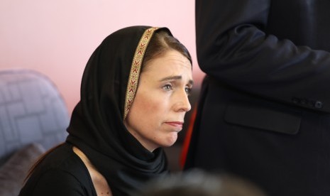 Perdana Menteri Selandia Baru Jacinda Ardern bertemu dengan anggota komunitas Muslim setelah penembakan massal di dua masjid, di Christchurch, Selandia Baru, 16 Maret 2019.