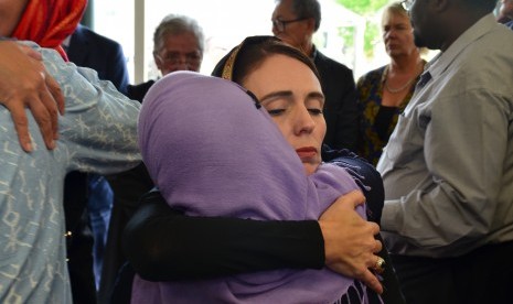 Perdana Menteri Selandia Baru Jacinda Ardern, bertemu dengan anggota komunitas Muslim setelah penembakan massal di dua masjid Christchurch, Selandia Baru, 16 Maret 2019.