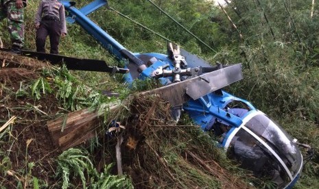 Bangkai helikopter yang terjatuh di Perbukitan Situhyang, Desa Sirnaputra, Kecamatan Cigalontang, Kabupaten Tasikmalaya, Sabtu (16/3). 