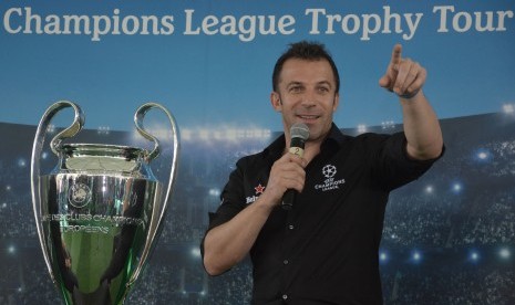 Pesepak bola legenda Timnas Italia dan Juventus FC Alessandro Del Piero memberikan keterangan saat UEFA Champions League Trophy Tour di Badung, Bali, Sabtu (16/3/2019). 