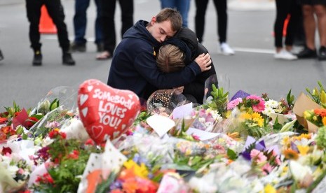 Anggota masyarakat berduka di sebuah memorial bunga di dekat Masjid Al Noor di Deans Rd di Christchurch, Selandia Baru, 16 Maret 2019.