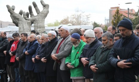 Orang-orang Turki mengadakan doa pemakaman secara in absentia selama demonstrasi untuk mengutuk penembakan massal di Christchurch, Selandia Baru, di Ankara, Turki, 16 Maret 2019.