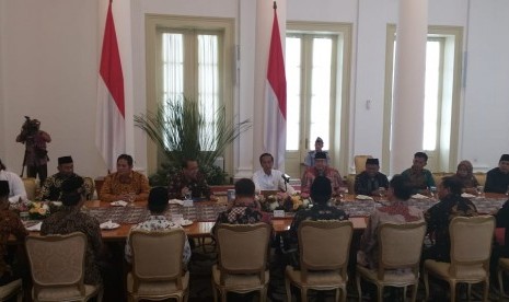 Jajaran pimpinan Forum Betawi Rempug (FBR) menemui Presiden Jokowi di Istana Bogor, Senin (18/3). 