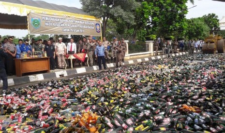 Polres Cianjur Musnahkan Ribuan Botol Miras. Foto ilustrasi pemusnahan miras.