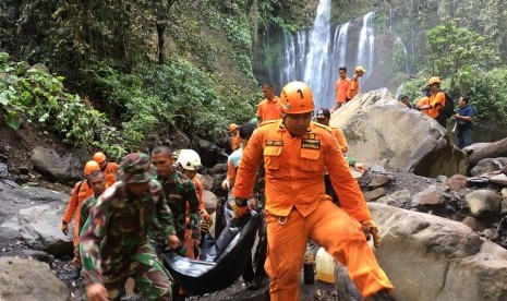 Tim Sar Gabungan berhasil mengevakuasi korban longsor di air terjun Tiu Kelep, Lombok Utara, pada Senin (18/3) pagi.