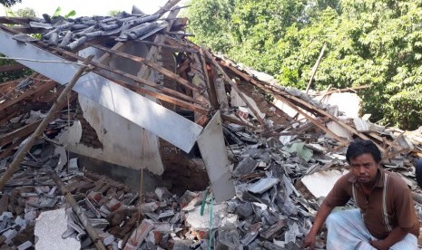 Sejumlah rumah di Desa Pesanggrahan, Kecamatan Montong Gading, Kabupaten Lombok Timur, roboh akibat gempa yang melanda Lombok pada Ahad (17/3).