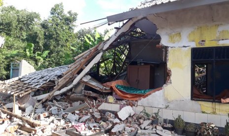 Sejumlah rumah di Desa Pesanggrahan, Kecamatan Montong Gading, Kabupaten Lombok Timur, roboh akibat gempa yang melanda Lombok pada Ahad (17/3).