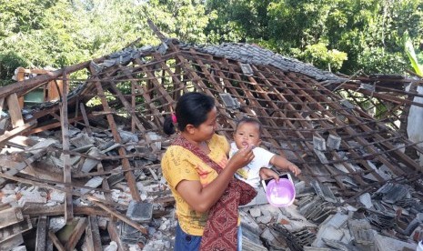 Sejumlah rumah di Desa Pesanggrahan, Kecamatan Montong Gading, Kabupaten Lombok Timur, roboh akibat gempa yang melanda Lombok pada Ahad (17/3).