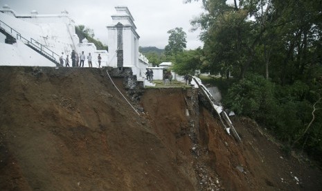 Warga melihat bekas longsor di Kompleks Makam Raja Mataram, Imogiri, Bantul, DI Yogyakarta, Senin (18/3/2019).