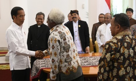 Presiden Joko Widodo (kiri) menyalami perwakilan Forum Kerukunan Umat Beragama (FKUB) di Istana Bogor, Jawa Barat, Senin (18/3/2019).