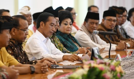 Presiden Joko Widodo (ketiga kiri) didampingi Mensesneg Pratikno (kedua kiri) menerima perwakilan Forum Kerukunan Umat Beragama (FKUB) di Istana Bogor, Jawa Barat, Senin (18/3/2019).