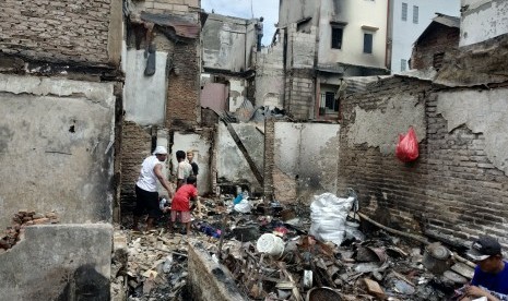 Kebakaran rumah padat penduduk Krukut, Taman Sari, Jakarta Barat, Ahad (17/3).