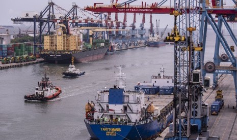 Sejumlah kapal melakukan bongkar muat peti kemas di Pelabuhan Tanjung Priok, Jakarta, Senin (18/3/2019). 