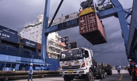 Sejumlah perkeja memantau proses bongkar muat peti kemas di Pelabuhan Tanjung Priok, Jakarta. 