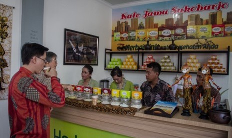 Pengunjung menikmati minuman jamu tradisional. Jamu kembali populer karena disebut berkhasiat tingkatkan daya tahan tubuh di tengah banyaknya virus seperti corona.