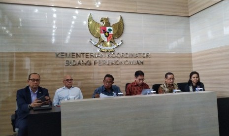 Menteri Koordinator Bidang Perekonomian Darmin Nasution (tiga dari  kiri) dalam konferensi pers mengenai sikap Indonesia atas langkah  diskriminatif UE terhadap komoditas sawit di Jakarta, Senin (18/3). 