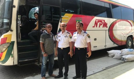 Kepala dinas perhubungan provinsi Sumbar Heri Noviardi saat meninjau peningkatan jumlah penumpang transportasi darat pasca kenaikan tiket pesawat di Pool bus NPM di Kota Padang, Selasa (19/3).