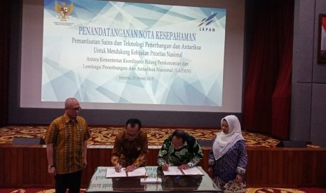 Penandatanganan nota kesepahaman pemanfaatan sains dan teknologi penerbangan antara Kementerian Koordinator Bidang Perekonomian dengan Lembaga Penerbangan dan Antariksa Nasional (Lapan), di Jakarta, Selasa (19/3). 