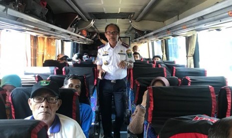 Kepala dinas perhubungan provinsi Sumbar Heri Noviardi saat meninjau peningkatan jumlah penumpang transportasi darat pasca kenaikan tiket pesawat di Pool bus NPM di Kota Padang, Selasa (19/3).