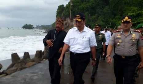 Menteri Koordinator (Menko) Bidang Kemaritiman Luhut Binsar Pandjaitan melakukan kunjungan ke lokasi pembangunan dermaga Cisolok di Desa Nelayan Cikahuripan, Kecamatan Cisolok, Kabupaten Sukabumi Selasa (19/3)