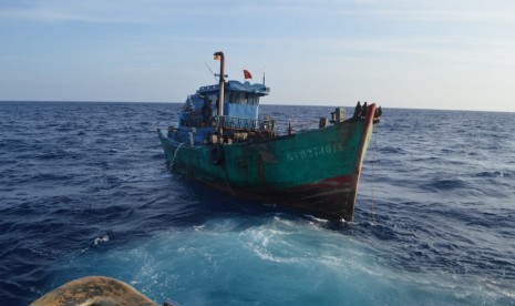 Kapal Pengawas Perikanan (KP) Hiu 01 menangkap dua kapal perikanan asing ilegal berbendera Vietnam di wilayah Zona Ekonomi Ekslusif Indonesia (ZEEI) Laut Natuna Utara, akhir pekan lalu. Kedua kapal tersebut menambah daftar catatan kapal ikan ilegal asing yang tertangkap pada kuartal pertama tahun ini menjadi 16 kapal. 