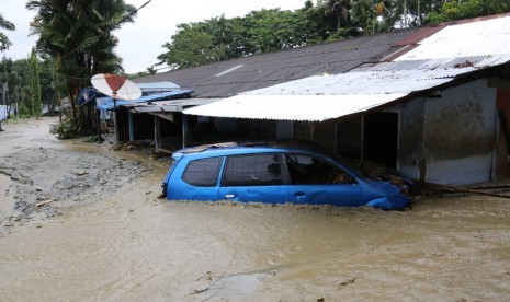 1.613 personel gabungan melakukan penanganan darurat di Sentani,  Jayapura, Papua pasca banjir bandang pada Sabtu (16/3). 