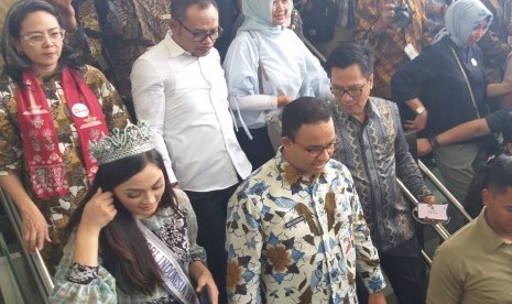 Gubernur DKI Jakarta Anies Rasyid Baswedan mendampingi Presiden Joko Widodo dan jajaran menteri kabinet kerja dalam uji coba MRT Jakarta, Selasa (19/3). 