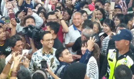 Gubernur DKI Jakarta Anies Rasyid Baswedan mendampingi Presiden Joko Widodo dan jajaran menteri kabinet kerja dalam uji coba MRT Jakarta, Selasa (19/3). 