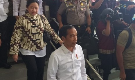 Gubernur DKI Jakarta Anies Rasyid Baswedan mendampingi Presiden Joko Widodo dan jajaran menteri kabinet kerja dalam uji coba MRT Jakarta, Selasa (19/3). 