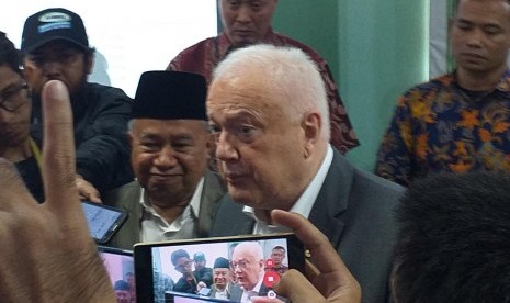 Ketua Bidang Hubungan Luar Negeri MUI, KH Muhyiddin Junaidi dan Dubes Australia untuk Indonesia, Gary Quinlan di MUI Pusat, Selasa (19/3). 