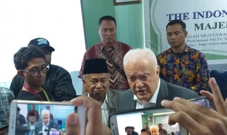 Ketua Bidang Hubungan Luar Negeri MUI, KH Muhyiddin Junaidi dan Dubes Australia untuk Indonesia, Gary Quinlan di MUI Pusat, Selasa (19/3). 